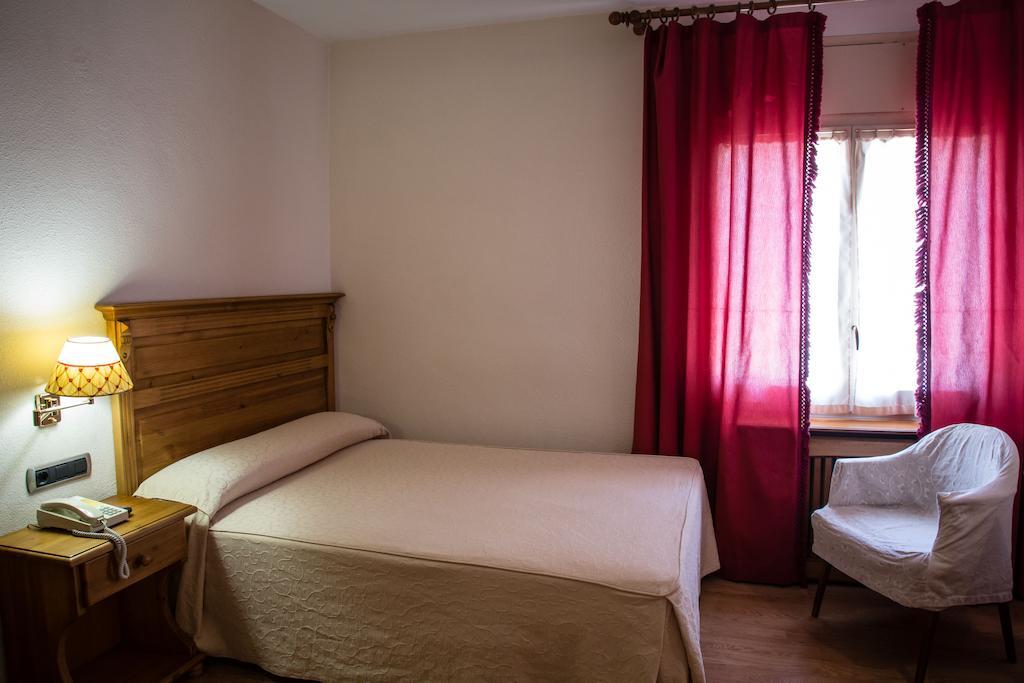 Hotel Casa Ruba Biescas  Eksteriør billede